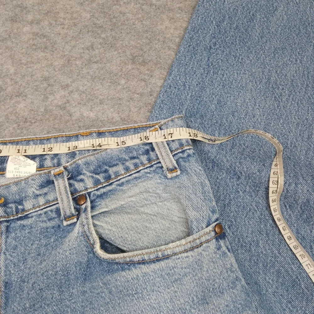 Vintage Levis Jeans Men 32x31 Light Straight Leg Denim Classic Fading Work Heavy
